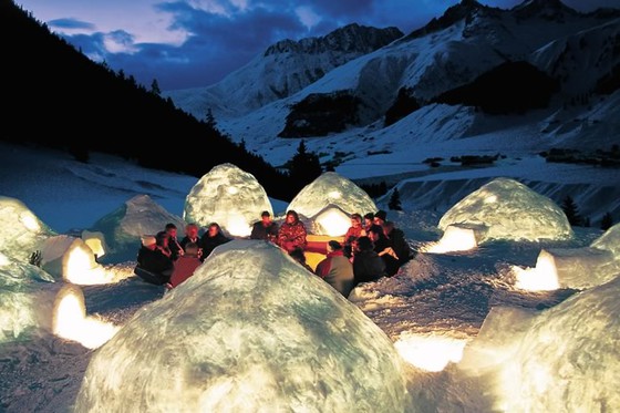 Iglu Übernachtung - im selbst gebauten Iglu  