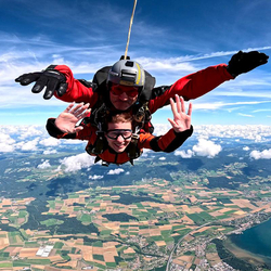 Saut en parachute, à Colombier (NE)