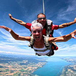 Saut en parachute, à Sion (VS)