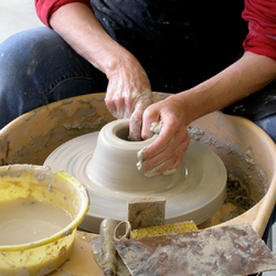 Faire de la poterie, dans un atelier de céramique