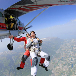 Saut en parachute, à Bex (VD)