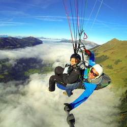 Parapente biplace, au-dessus des Alpes Vaudoises