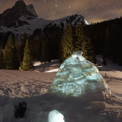 Iglu Übernachtung, mit Schneeschuhwanderung und Schlittelplausch