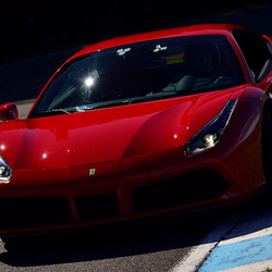Ferrari 296 GTS, 2 Runden auf der Rennstrecke von Le Laquais 