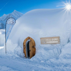 Romantik-Iglu Übernachtung, & 1 Gleitschirmfliegen für 1 Person in Davos