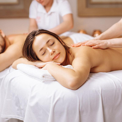 Moment de détente en duo, Massages du corps & soins du visage