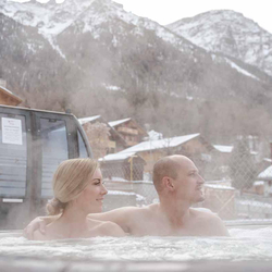 Escapade bien-être en Valais, 1 nuit avec spa privé et repas aux chandelles à 3 plats pour 2 pers.