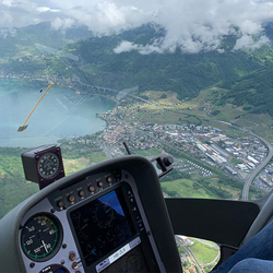 Piloter un hélicoptère, 30 minutes pour 1 personne à Sion