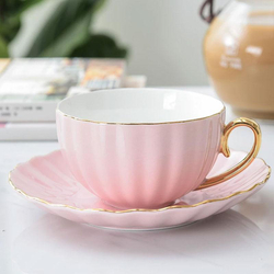 Rosa Tasse mit Goldrand, inkl. Untersetzer perfekt für Tee & Kaffee