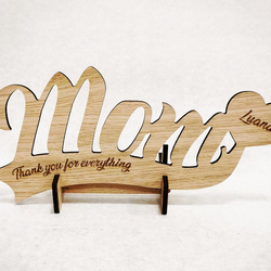 Schriftzug Mom, mit Gravur