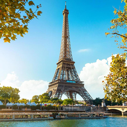 Séjour en amoureux à Paris, 1 nuit avec petit déjeuner et jacuzzi privatif pour 2 personnes