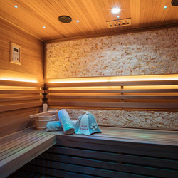 Day Spa, in Crystal Luxury Suite mit Whirlpool, Sauna und Knabberteller für 2