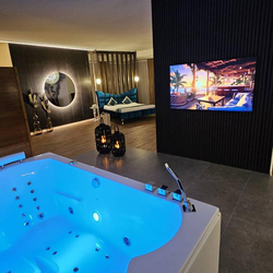 Übernachtung im private Loft, Diamond Luxury Suite mit Whirlpool, Sauna und Snacks für 2
