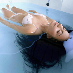 Floating 60 Minuten, inkl. Rückenmassage für 1 Person