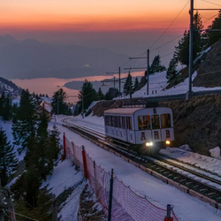 Fonduefahrt im Wagen 6, im ältesten Elektro-Zahnradtriebwagen auf der Rigi für 2