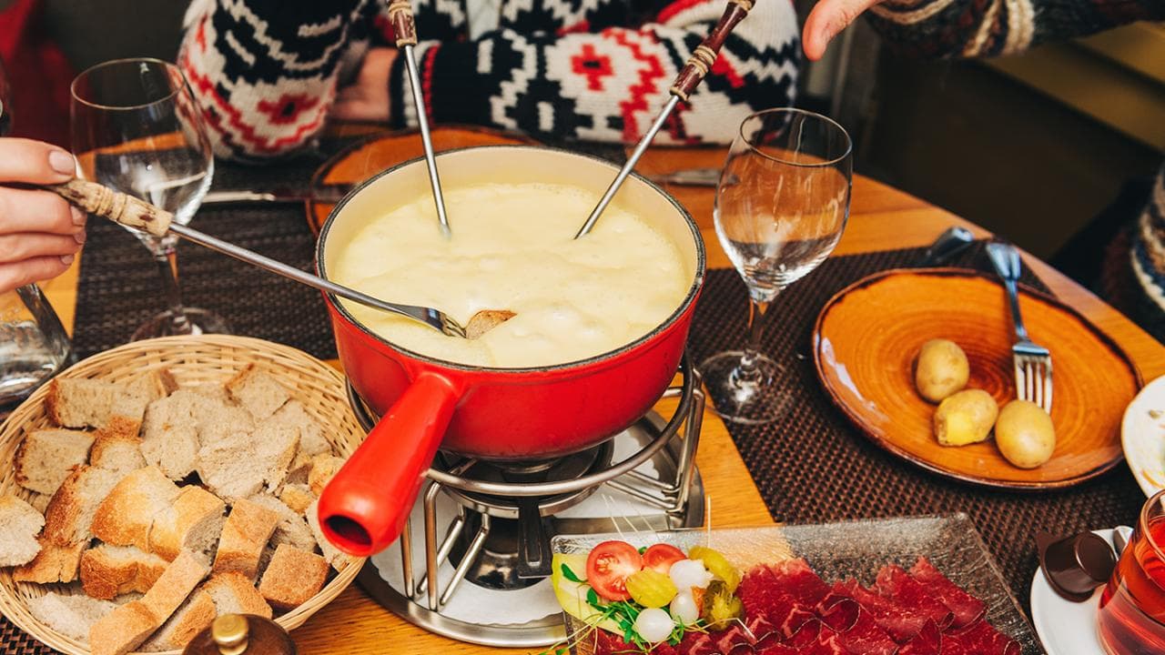Menu fondue pour deux Avec entrée, fondue neuchâteloise et dessert. À